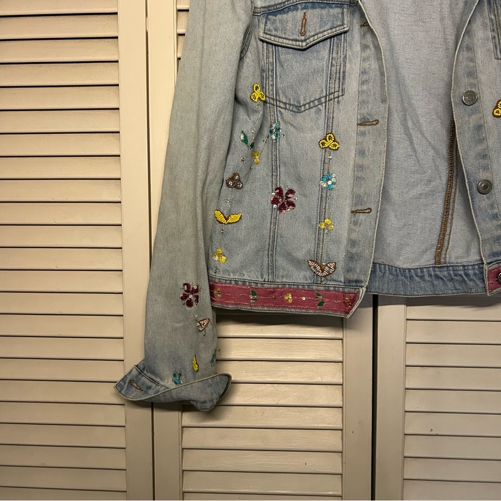 Vintage Light Wash Embroidered Denim Jacket - Women jeanology - Picture 4 of 5